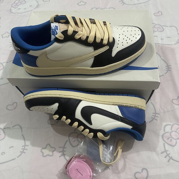 Nike Inverted Logo Low-Top Sneakers - Picture 1 of 6